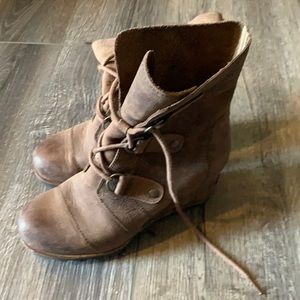 Joan of Arctic Wedge boot II